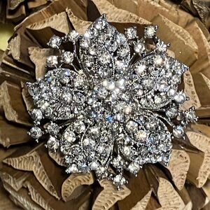 🌸Crystal Brooch